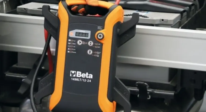 Booster Beta non si ricarica, le pinze rosse e nere sono collegate alla batteria dell'auto.