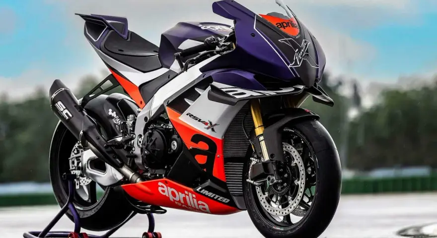 Aprilia RSV4 Xtrenta, una moto da corsa con livrea viola, bianca e arancione, pronta a scatenare la sua potenza.