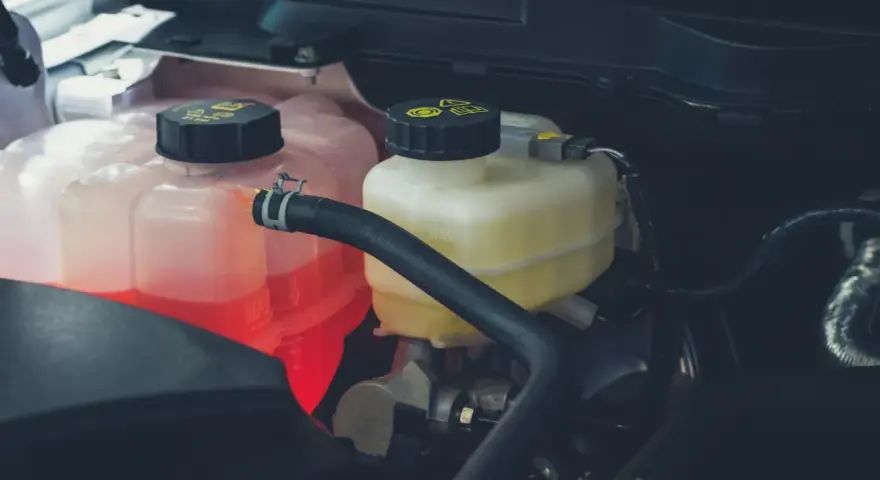 Liquido radiatore sotto il minimo? Potrebbe indicare una perdita. Controlla il livello e rabbocca se necessario per evitare surriscaldamenti.