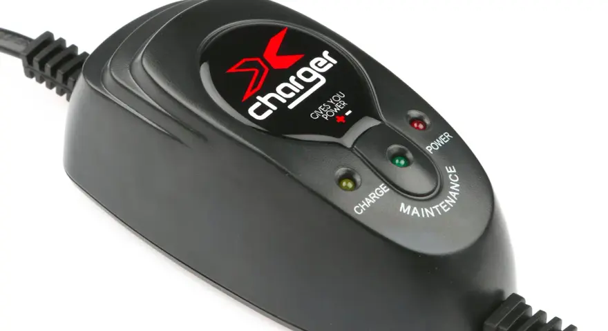 Caricabatteria moto con spie luminose. Non indica quanti km servono per ricaricare batteria moto, ma mostra stato di carica e mantenimento.