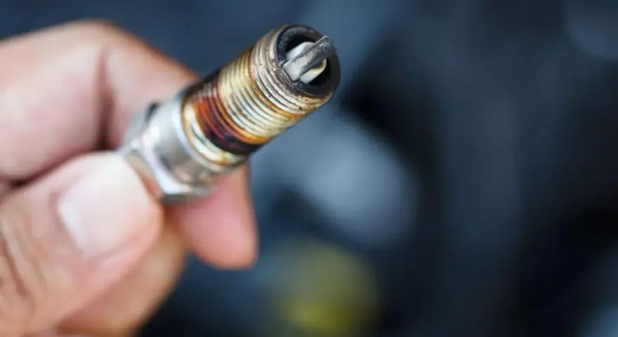 Candela sporca e usurata, un chiaro segnale su come capire se le candele sono da cambiare per un motore efficiente.