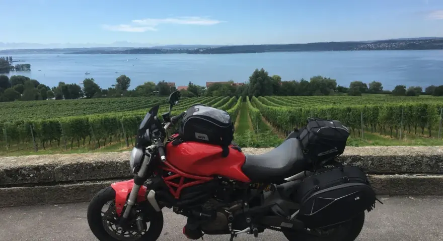 Una nuova Monster rossa, pronta per un viaggio tra i vigneti con vista sul lago.