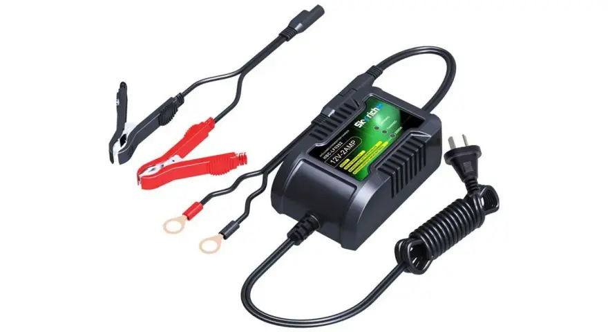 Caricabatterie 12V-2AMP con pinze rosse e nere, cavo a spirale e spina. Il caricabatterie si stacca facilmente.