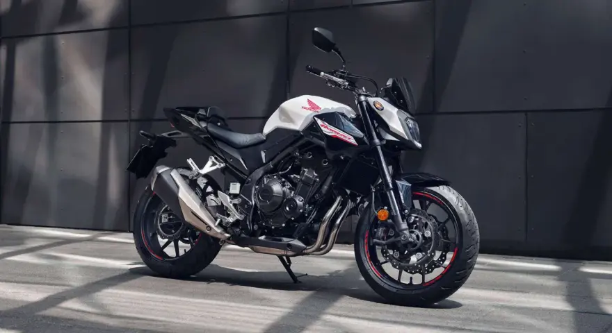 Honda CB500F, una delle migliori moto da strada, con un design aggressivo e prestazioni eccellenti per ogni avventura.