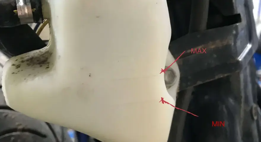 Serbatoio trasparente per controllare liquido di raffreddamento, con indicatori MAX e MIN.