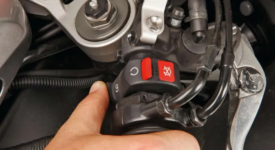 Il motorino gira ma la moto non parte. Il pollice preme il pulsante di accensione, ma il motore resta muto.