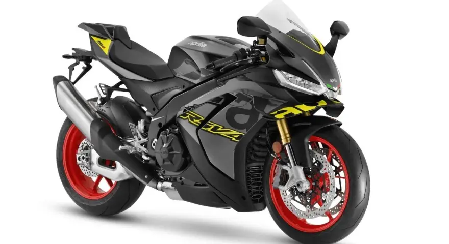 Aprilia RSV4 nera con dettagli gialli, una delle moto super sportive più desiderate.