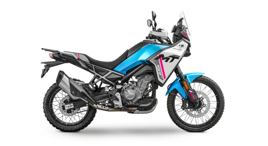 CFMoto 450 MT, una moto adventure con un look ispirato alle KTM, pronta per l'avventura.