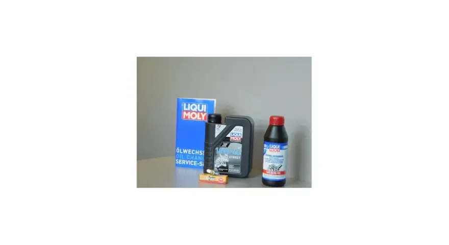 Kit per la manutenzione del motore SYM: olio motore 10W-40, olio per ingranaggi SAE 85W-90 e candela.