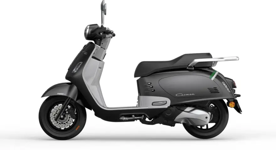 Scooter grigio con finiture argentate e dettagli verdi. Perfetto per scoprire quanti km può fare uno scooter 125 in città.