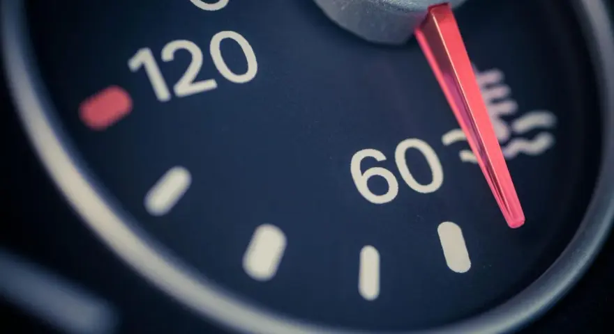 Indicatore di temperatura liquido raffreddamento auto, con lancetta rossa su circa 60°C.