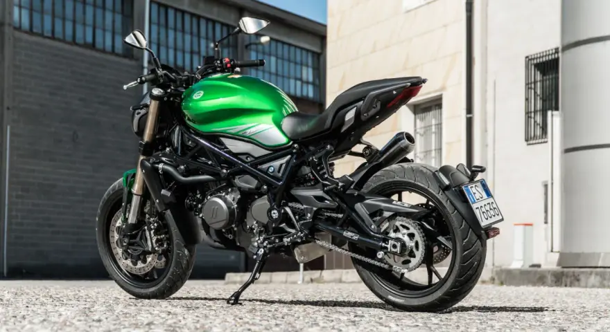 Benelli 752S verde brillante, vista posteriore. Nonostante la sua bellezza, alcuni utenti segnalano benelli 752s problemi.