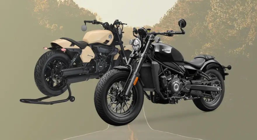 Due moto custom, una color sabbia e una nera, pronte per un viaggio. Stile italiano per veri intenditori.