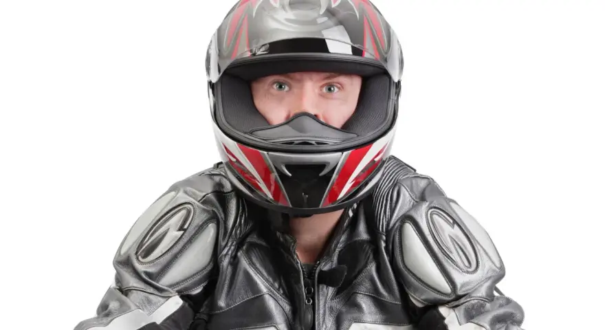 Motociclista con casco taglia S misura, pronto per la pista.