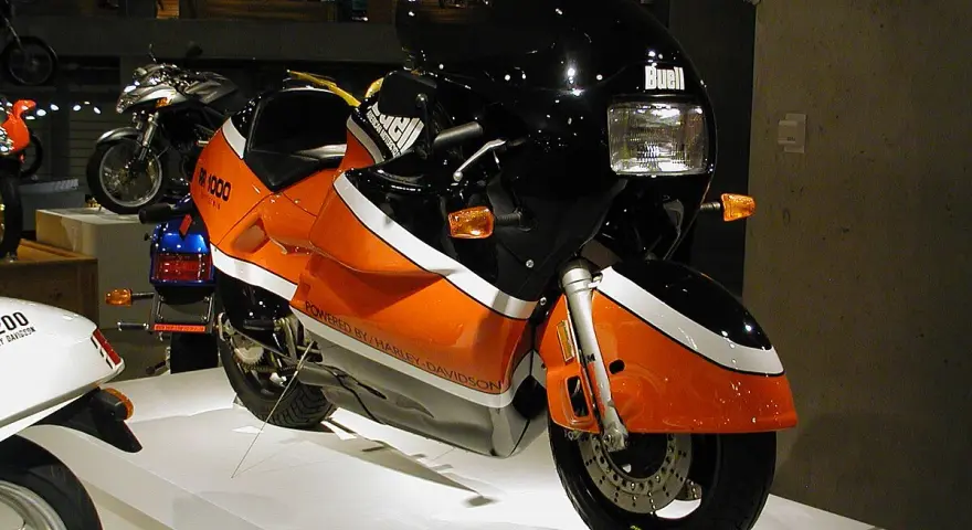 Moto Buell RR 1000, arancione e nera, con scritte "Powered by Harley-Davidson". Nonostante il design audace, alcuni potrebbero definirle moto brutte.