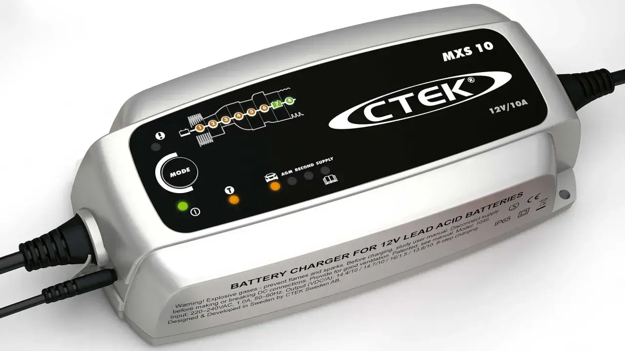 Caricabatterie CTEK MXS 10 per caricare batteria AGM con modalità di alimentazione.