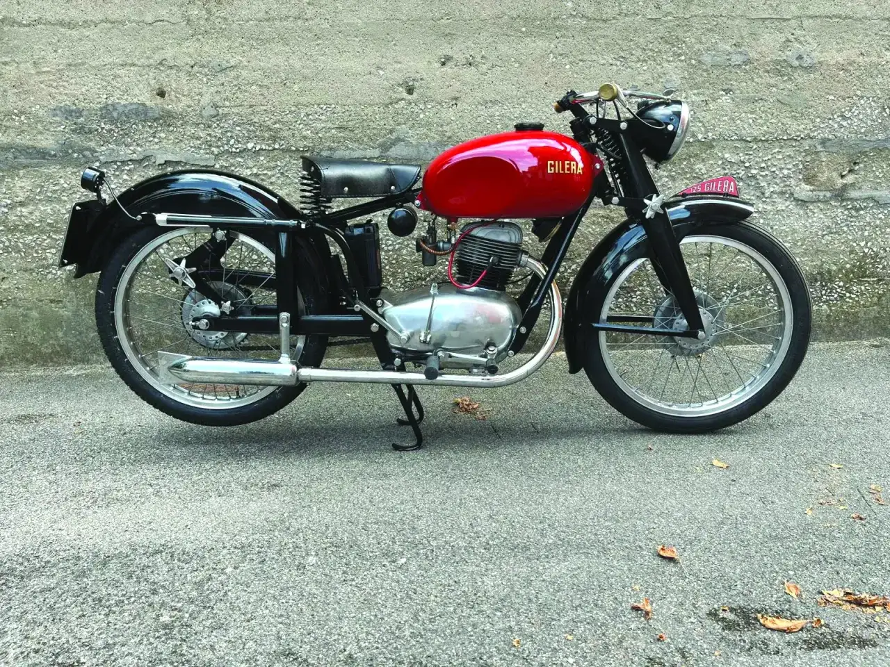 Moto Gilera 125 d'epoca, un classico che sfida il tempo. Dopo quanti anni questa bellezza è ancora così splendida?