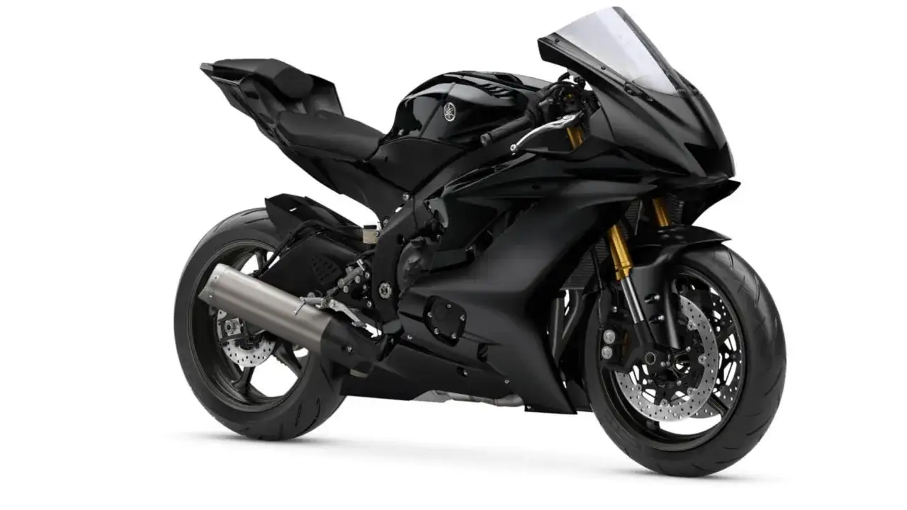 Una potente muscle bike nera, con dettagli dorati sulle forcelle anteriori e un grande scarico cromato.