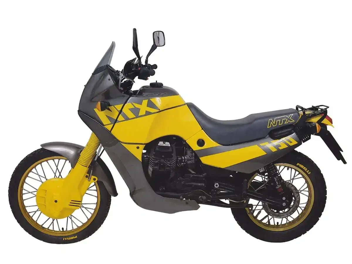 Una moto gialla e grigia con scritte 