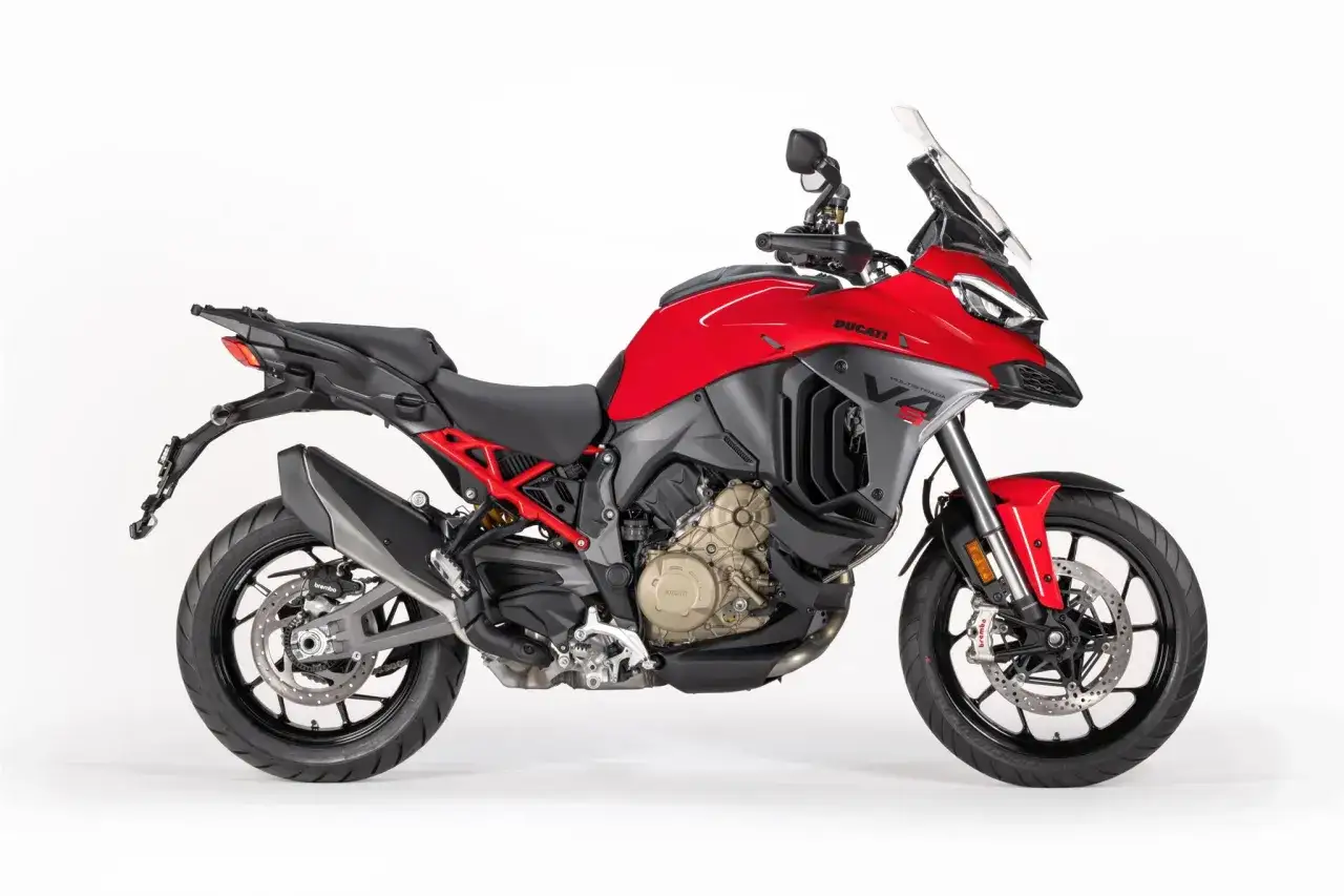 Ducati Multistrada V4 rossa e grigia, pronta per ogni avventura su strada e fuoristrada.