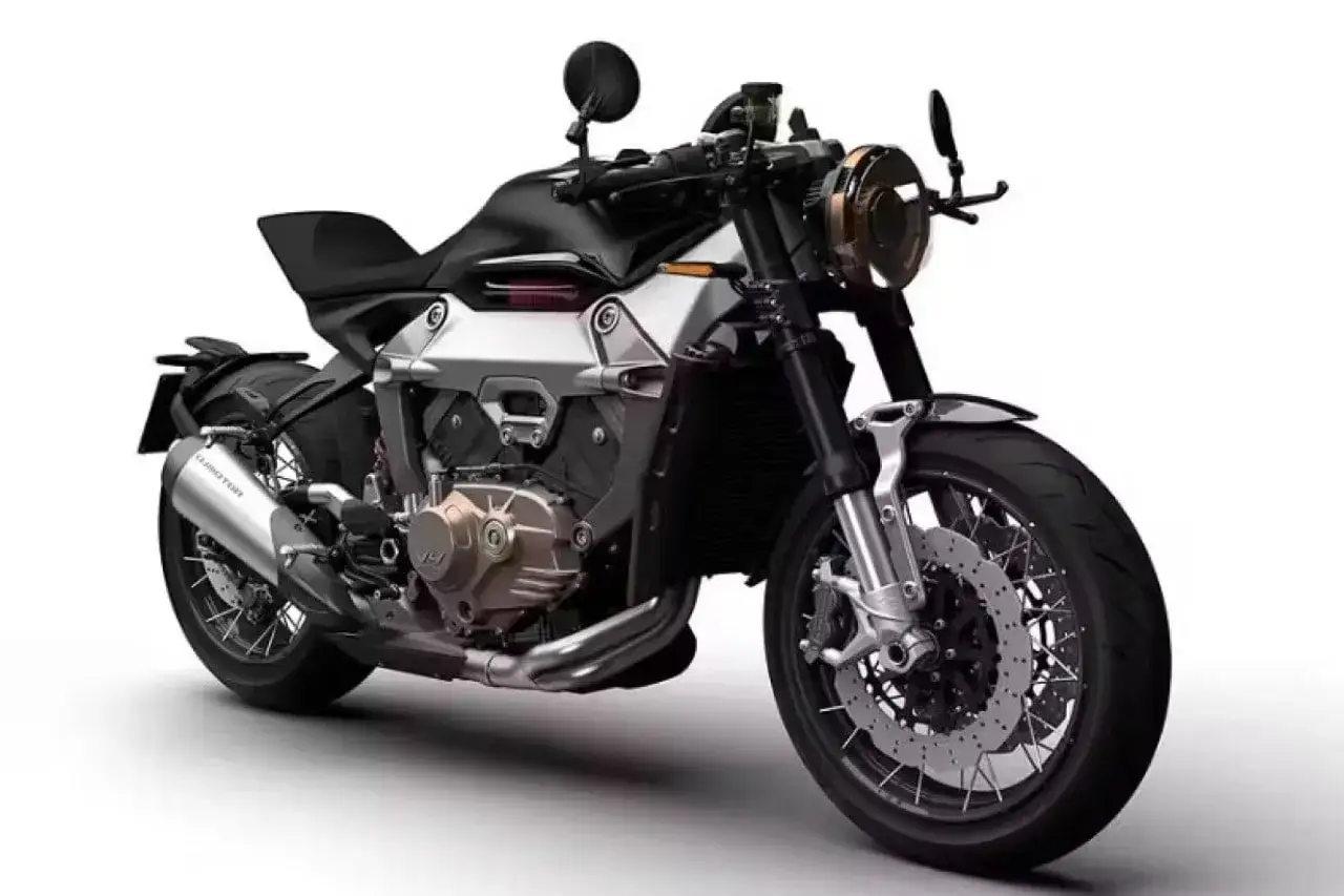 Una moto scarenata dal design aggressivo e moderno, con dettagli cromati e un motore potente in bella vista. Tra le moto scarenate più belle.