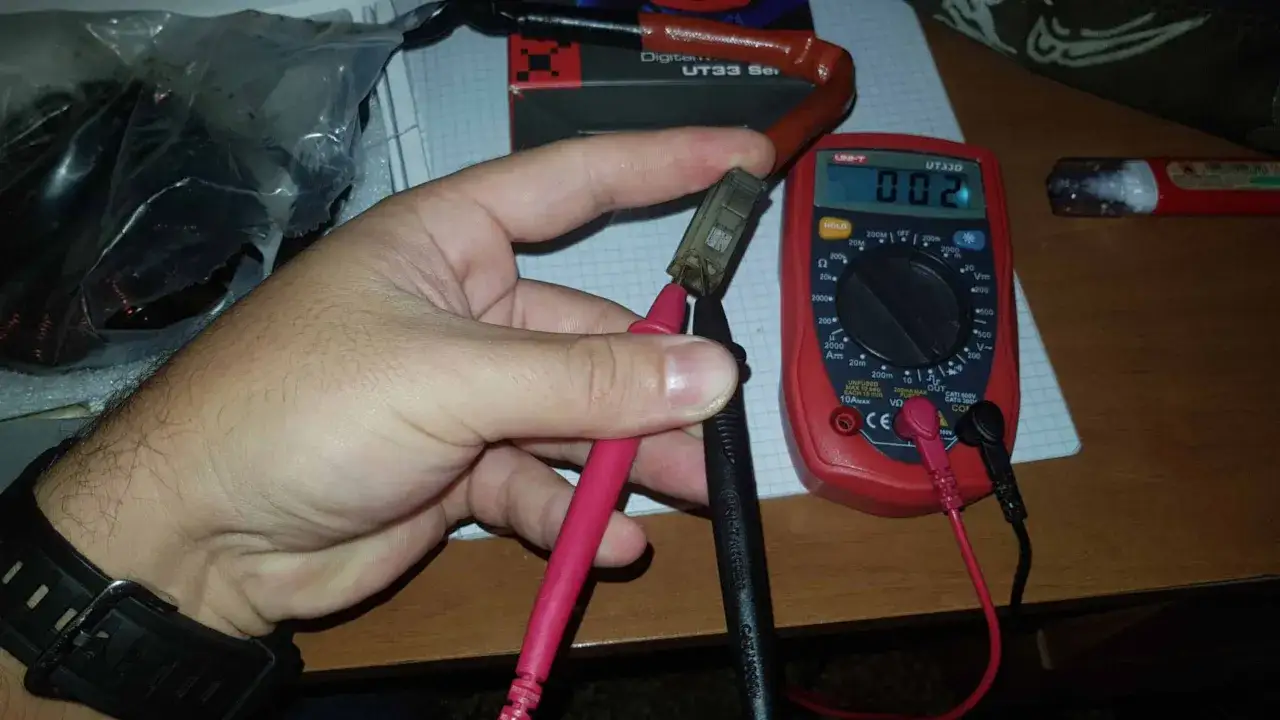 Misura con multimetro per capire se il regolatore di tensione funziona. Il display mostra