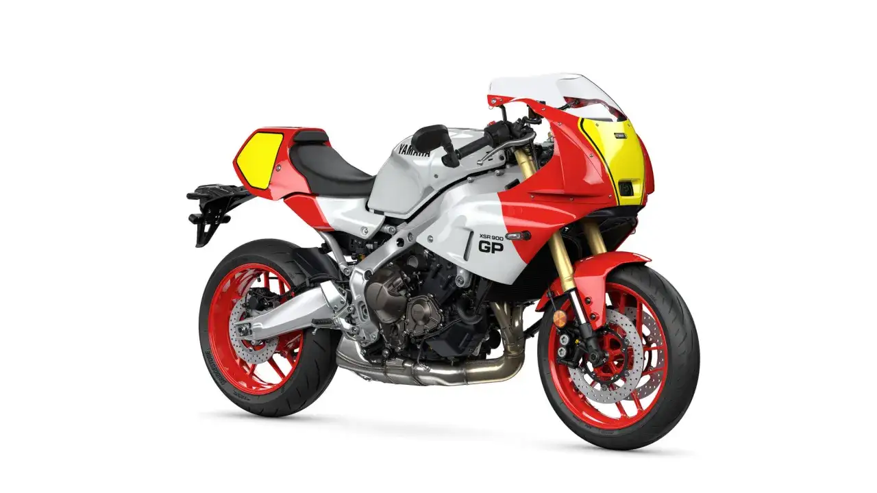Yamaha XSR900 GP, una moto sportiva retrò con carenatura rossa, bianca e gialla, pronta per la pista.