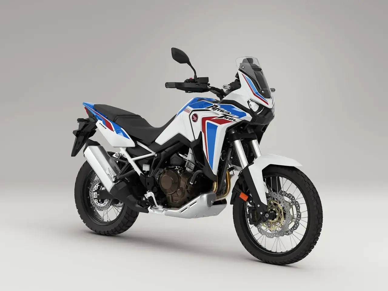 Honda Africa Twin, una moto per due persone, pronta per l'avventura con livrea bianca, blu e rossa.