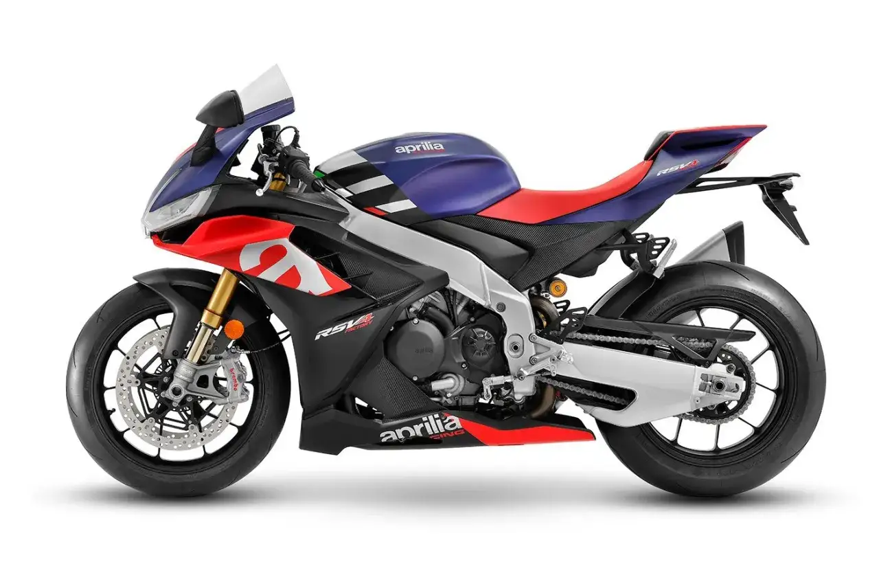 Aprilia RSV4 Factory, una superbike da corsa con livrea blu, rossa e argento, pronta a sfrecciare.