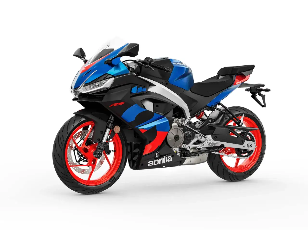 Aprilia RS 497, una moto bicilindrica sportiva con livrea blu, nera e rossa, cerchi rossi.