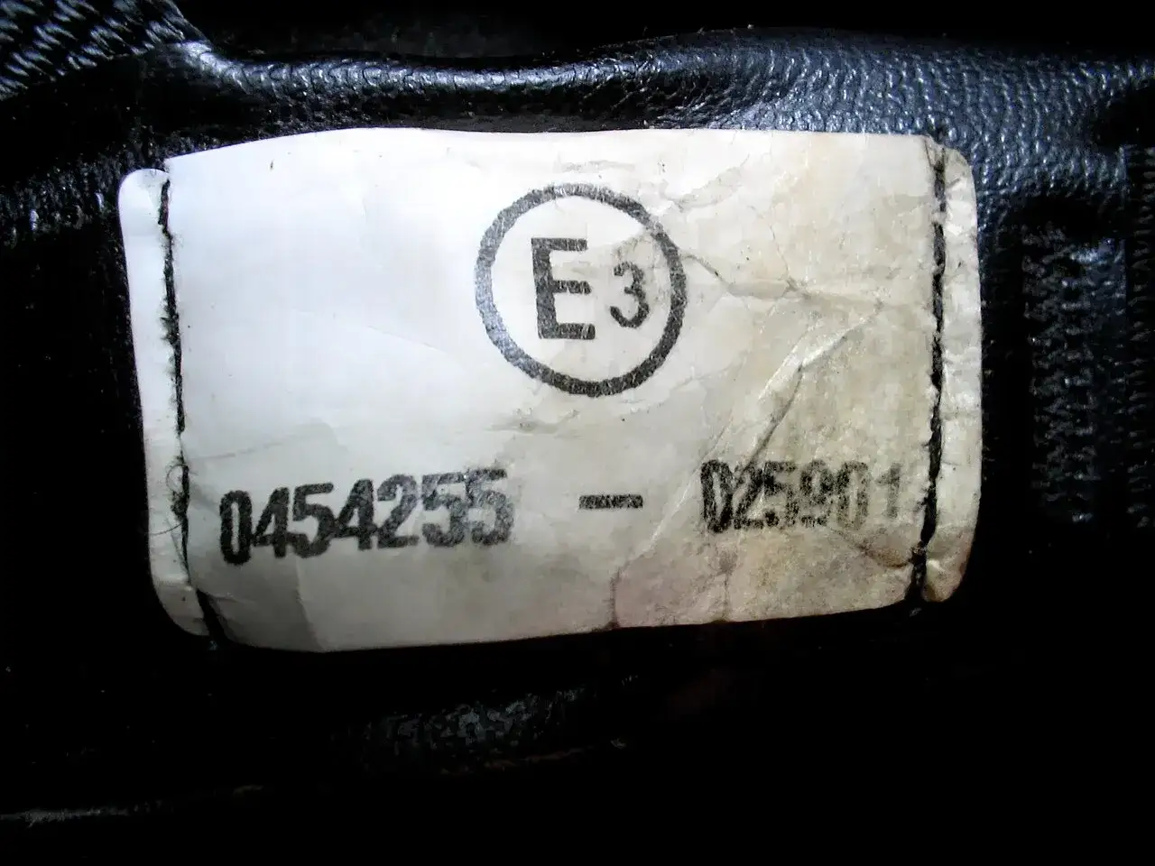 Etichetta su casco con