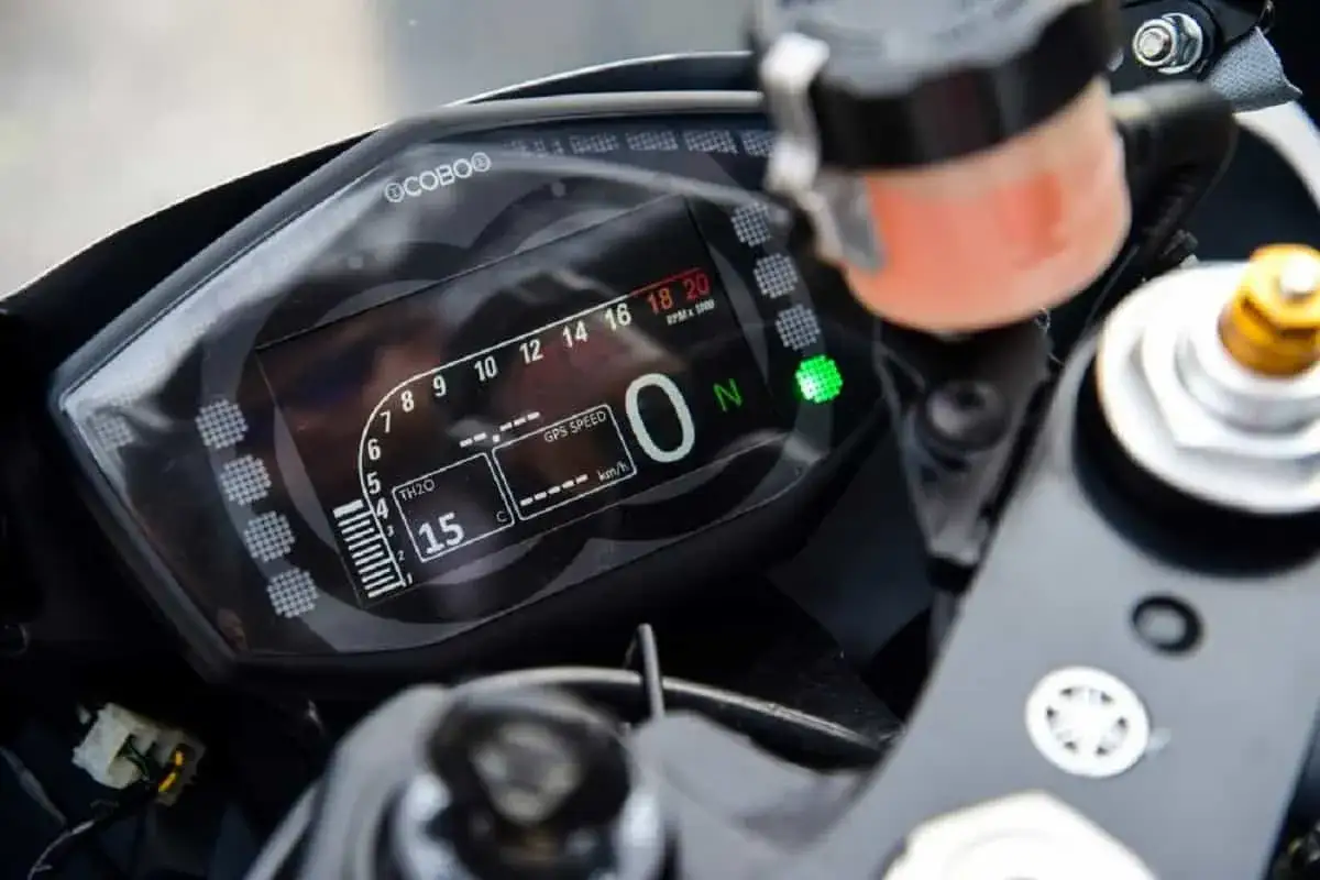 Cruscotto digitale di una moto. Il display mostra