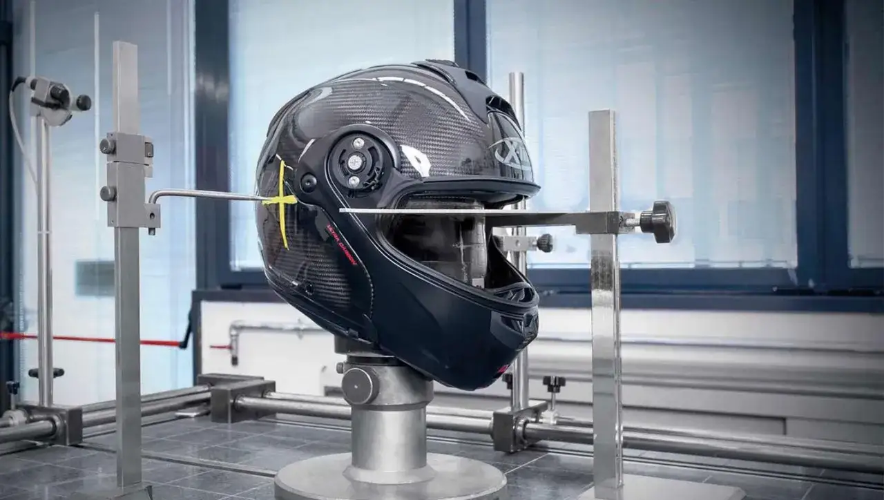 Casco in carbonio in fase di test per l'omologazione ECE 22.05. Strumentazione di precisione ne verifica la resistenza.