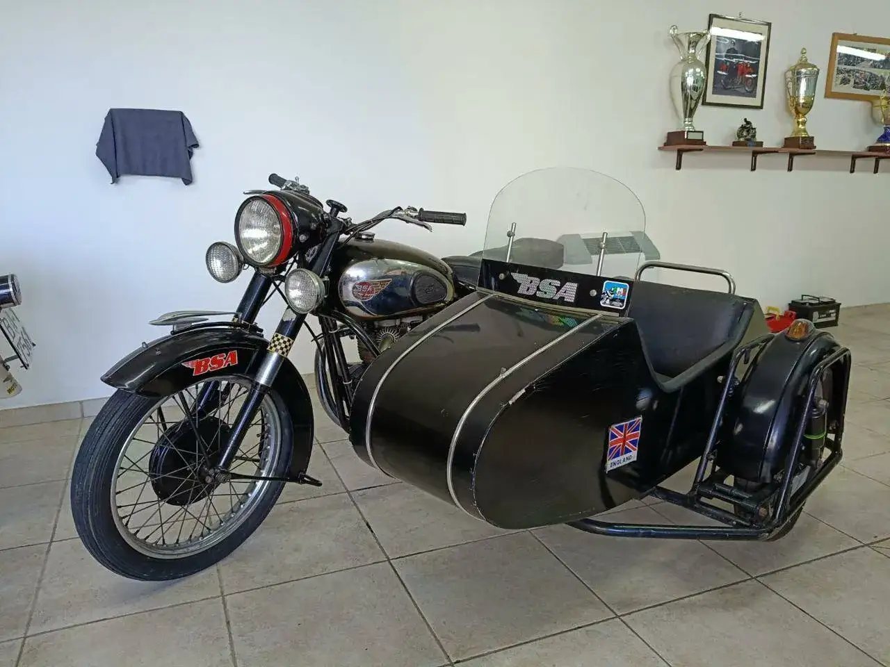 Moto BSA con sidecar, un classico esempio di moto inglesi vintage, pronto per un viaggio nel tempo.