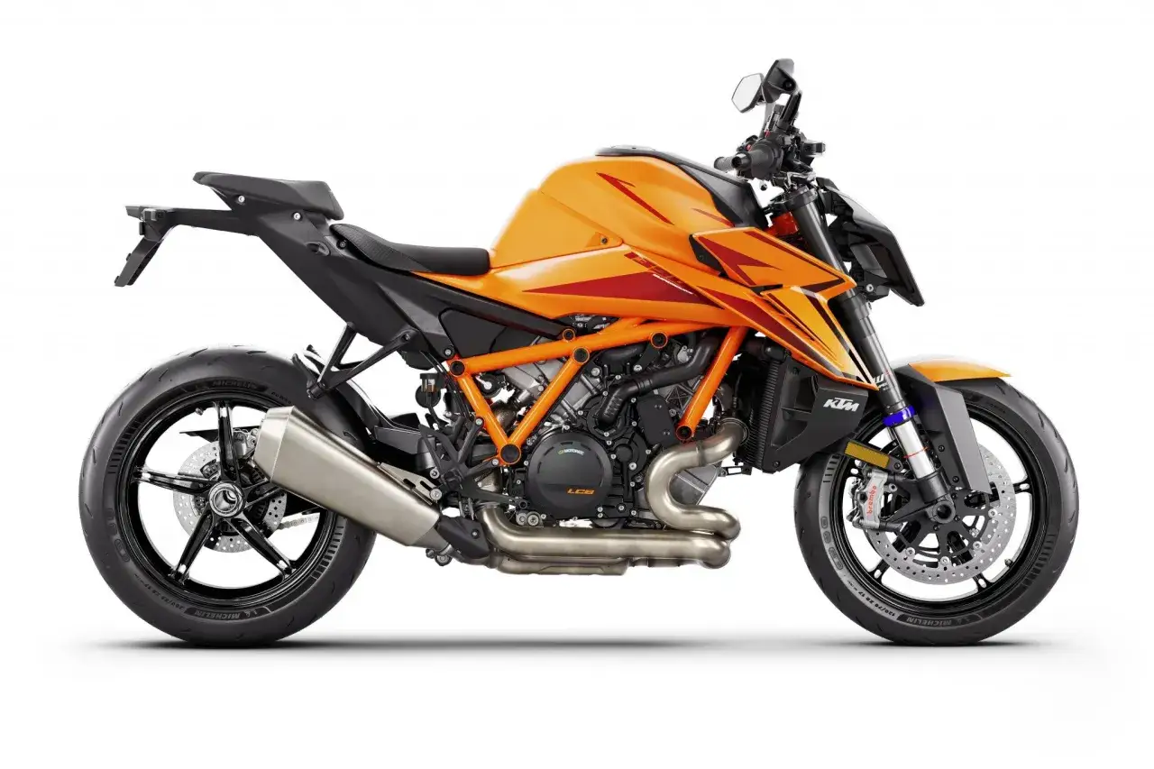 KTM 1290 Duke arancione, moto sportiva con telaio a traliccio a vista e scarico cromato.