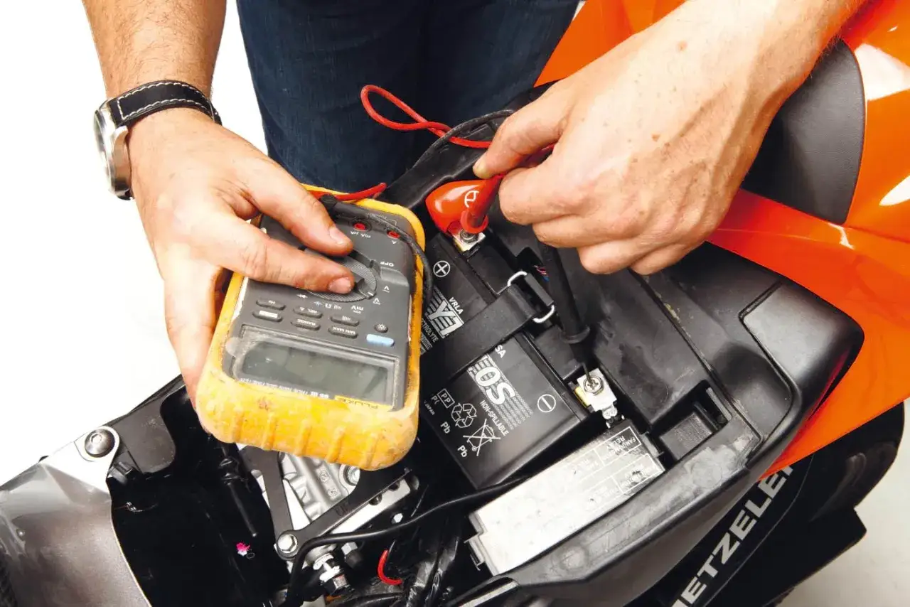 Controllo batteria moto con multimetro: se non parte, forse è scarica.