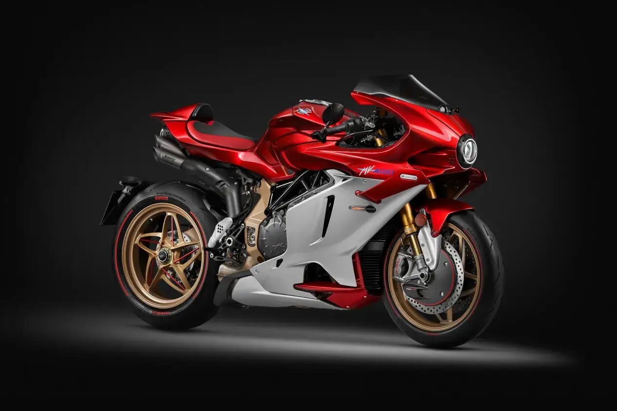 MV Agusta Ago, una moto sportiva rossa e bianca con cerchi dorati, pronta a sfrecciare.