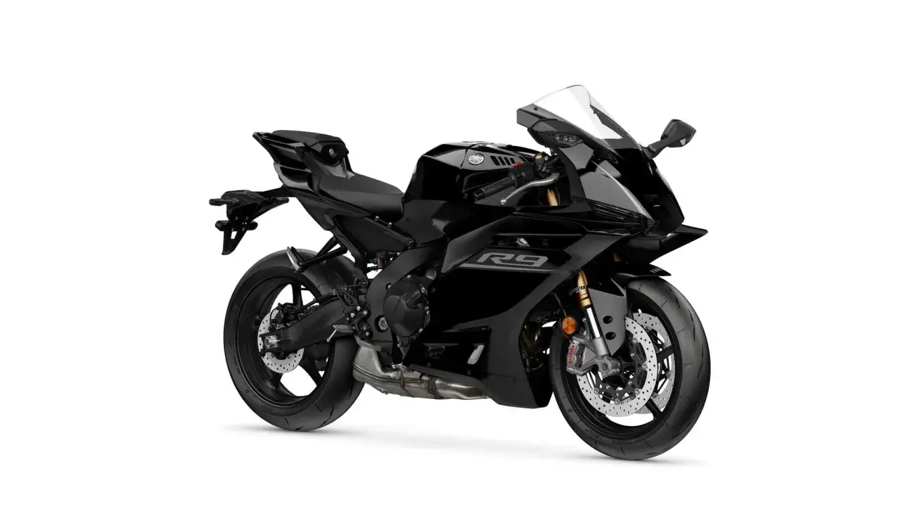 Moto sportiva Yamaha R9 nera, con logo R9 ben visibile. Dettagli tecnici da scoprire.