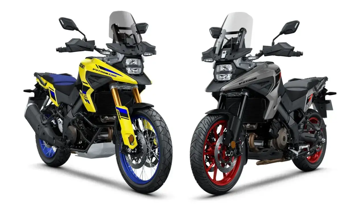 Due Suzuki V-Strom 1050, una gialla con dettagli blu e cerchi blu, l'altra grigia con cerchi rossi, pronte per l'avventura.