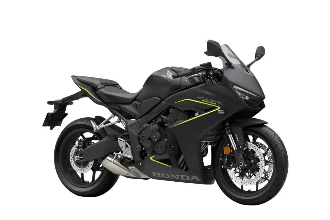 Honda CBR500R nera con dettagli fluo. Ideale per chi cerca il giusto costo messa in strada moto.