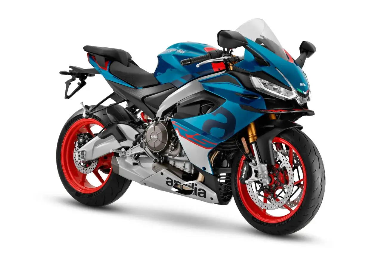 Aprilia RS 660: le recensioni confermano il suo design sportivo e aggressivo, con livrea blu e cerchi rossi.
