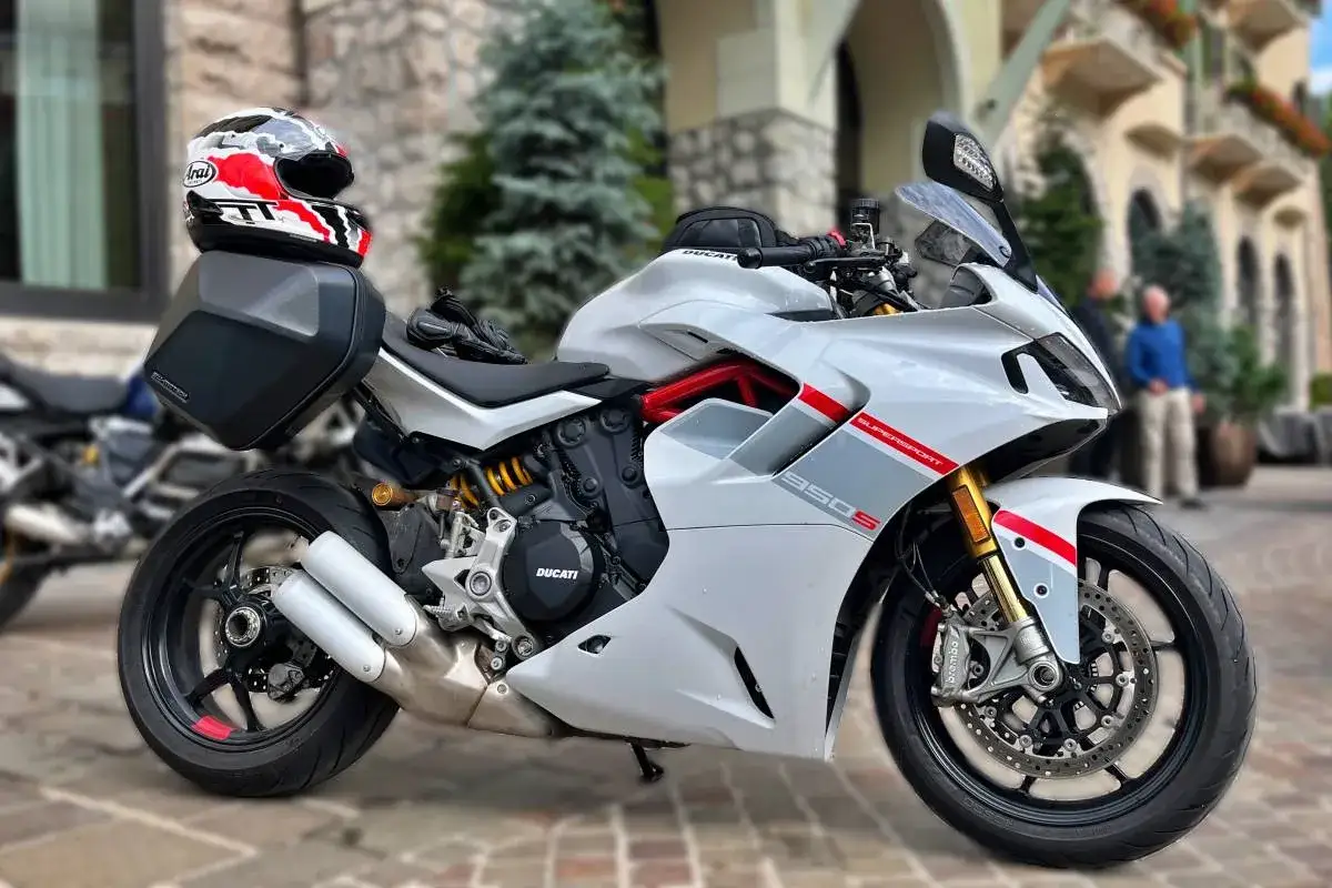 Ducati Supersport 950S, un esempio di diversi tipi di moto, con casco e borse laterali.