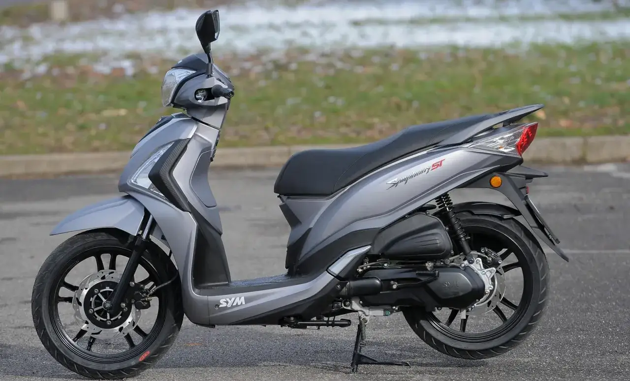 Scooter grigio SYM Symphony ST, pronto per un cambio d'olio motore.