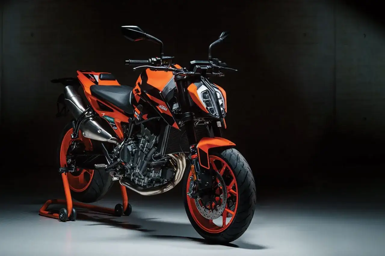 La KTM 890 Duke GP, con la sua livrea arancione e nera, è pronta a scatenare la sua potenza.