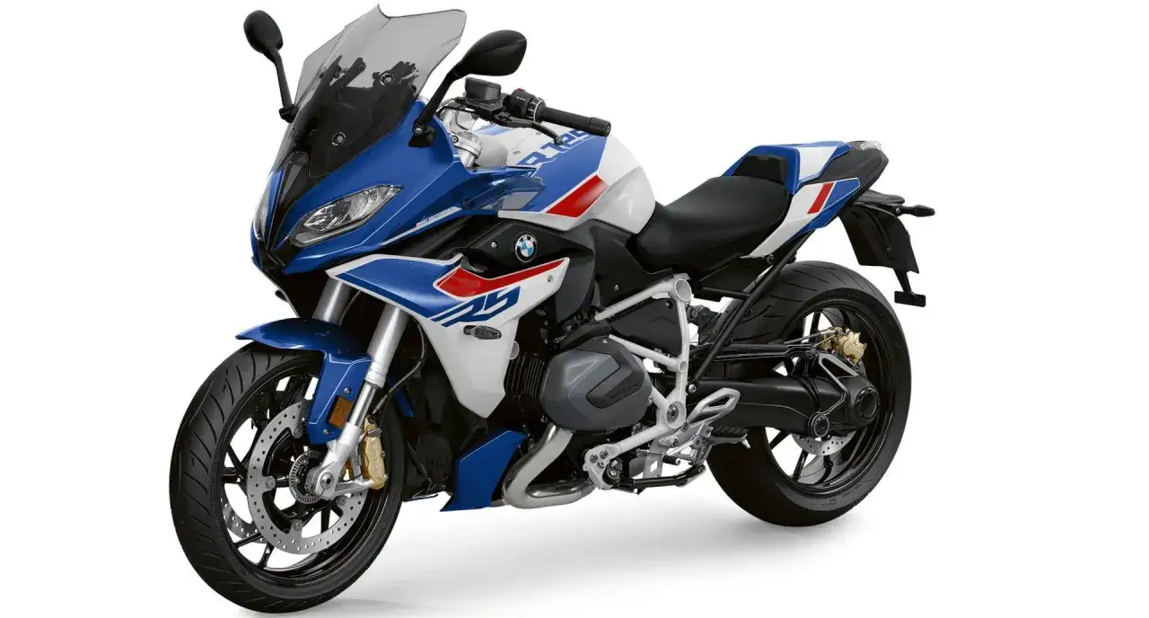 Moto sportiva BMW R 1250 RS blu, bianca e rossa. Nessun problema visibile, solo pura eleganza.