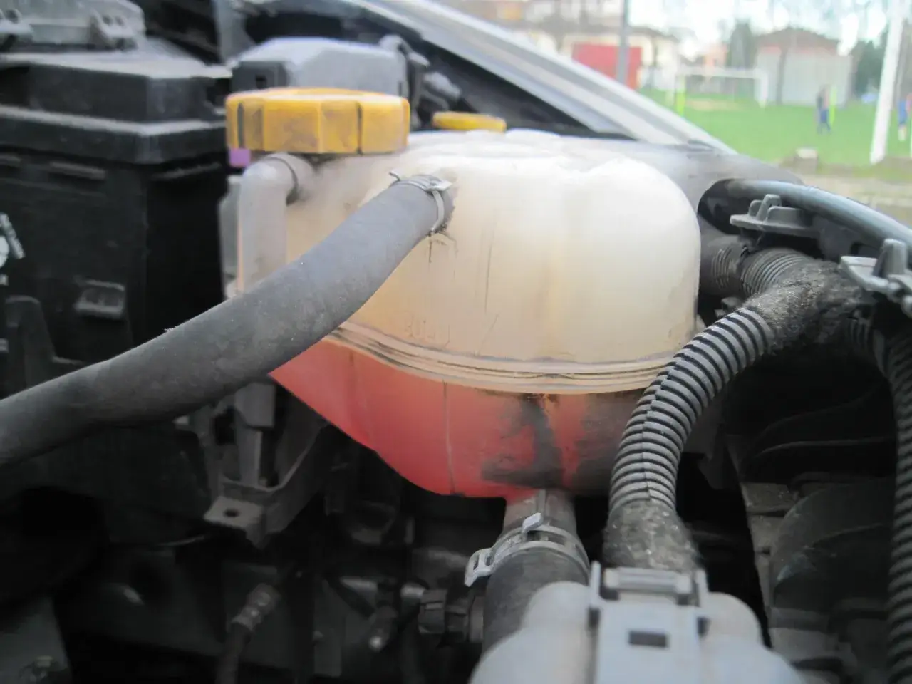 Il liquido radiatore è sotto il minimo. Cosa succede? Il motore potrebbe surriscaldarsi, causando danni gravi.