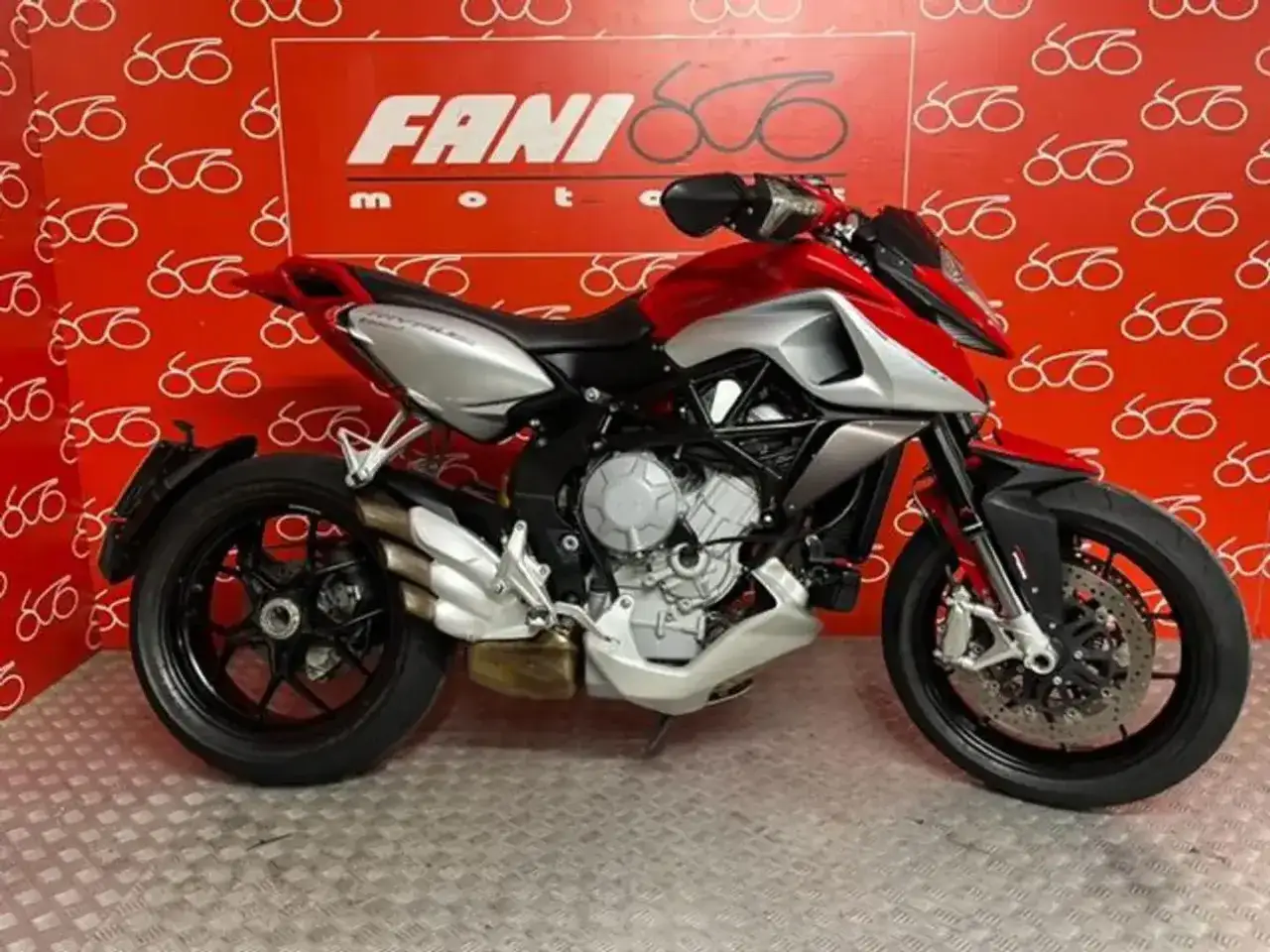 MV Agusta Rivale 800: un gioiello rosso e argento. Nonostante la sua bellezza, alcuni proprietari segnalano piccoli problemi, ma la passione per questa moto rimane alta.