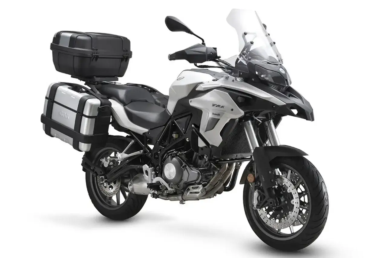 Moto da avventura bianca e nera con bauletti, perfetta per chi cerca moto facili da guidare e avventurose.