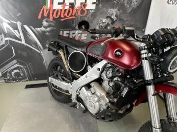 Aprilia Pegaso cafe racer personalizzata, con serbatoio rosso metallizzato e dettagli custom.