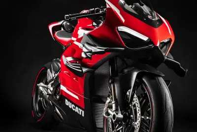 La Ducati Superleggera V4, un capolavoro di ingegneria e design, sfoggia il suo iconico rosso su sfondo nero.